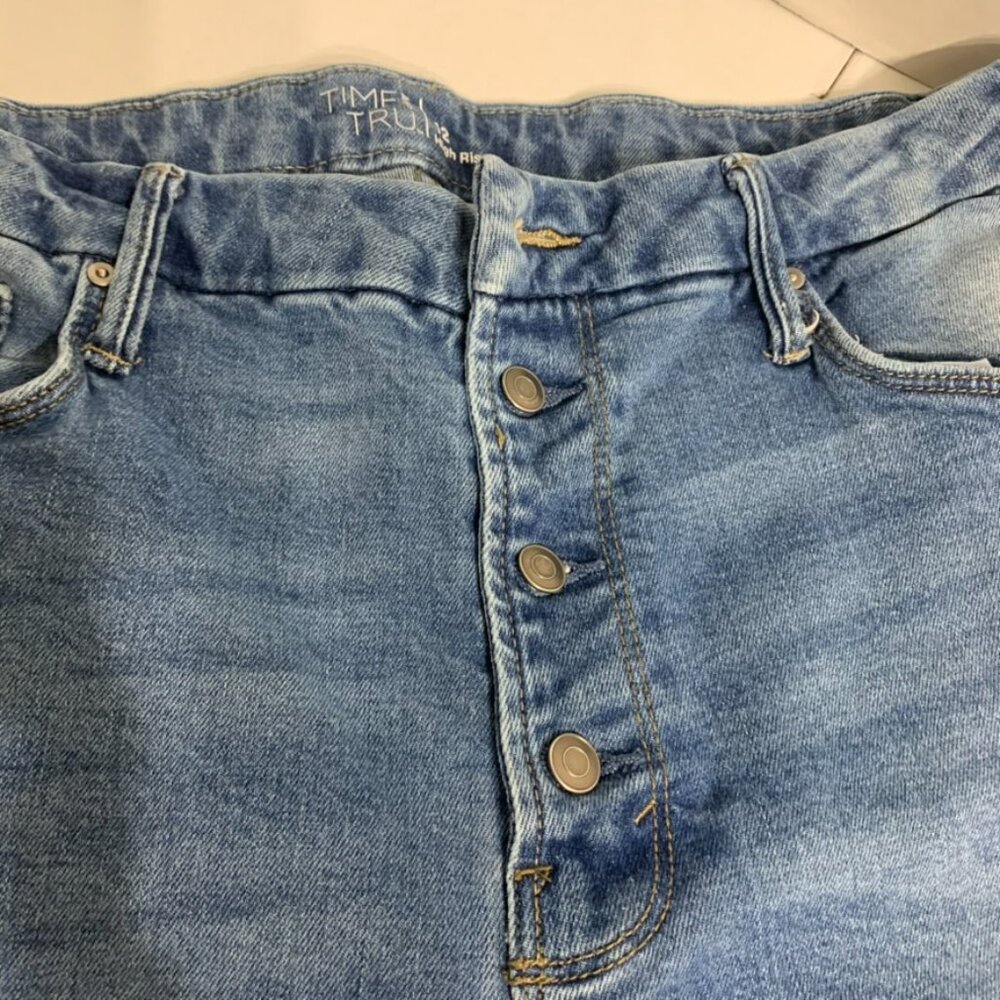Time and Tru Womens Size 12 Button Distressed Jeans Short - Picture 4 of 9